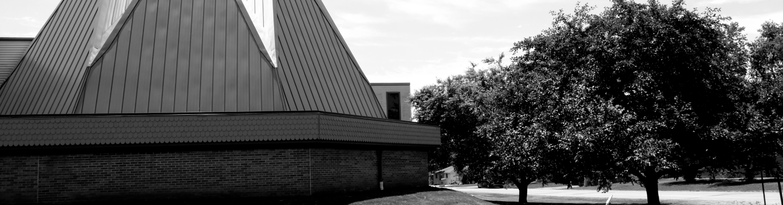 B&W image of the Sunnyland CC roofline.